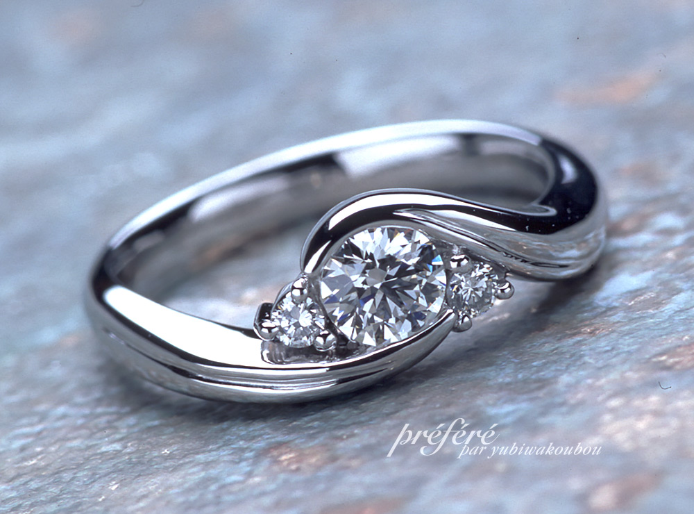 ラウンドブリリアントのダイヤモンド で婚約指輪オーダー 