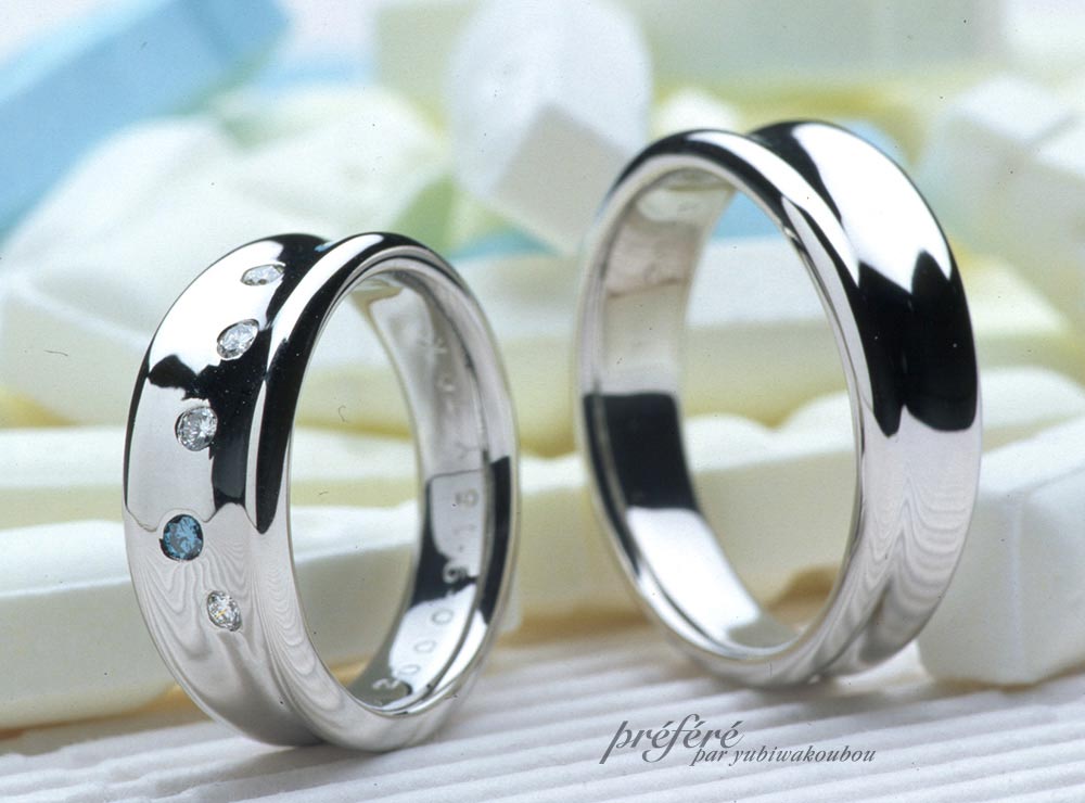 結婚指輪は、オーダーメイドで逆甲丸状にメレーダイヤ入り