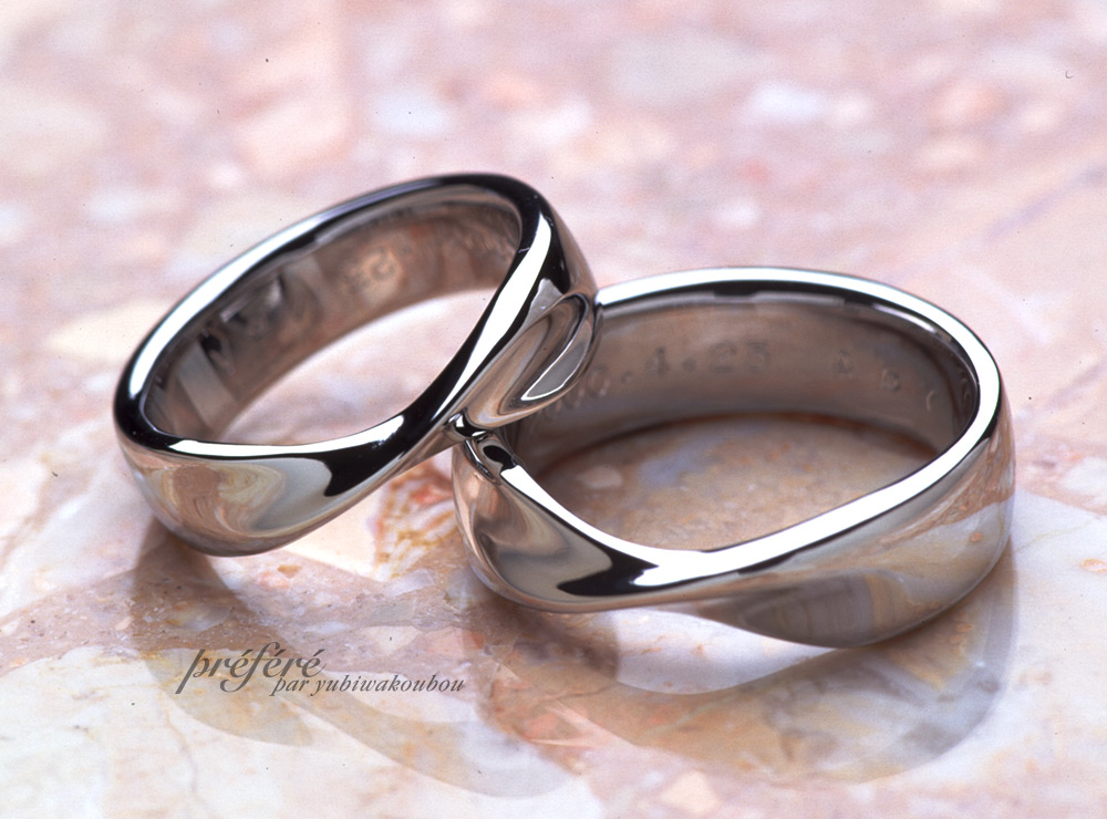 リボンのオーダーメイドの結婚指輪（マリッジリング）