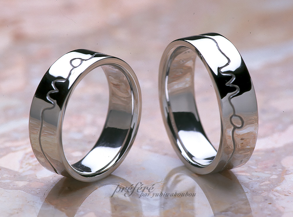 ラインで繋ぐデザインのオーダーメイドの結婚指輪（マリッジリング）