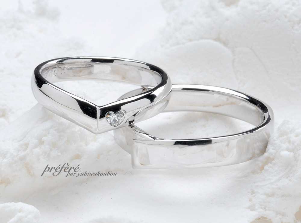 V字形状にハートのダイヤを使ったオーダーメイドのマリッジリング（結婚指輪）