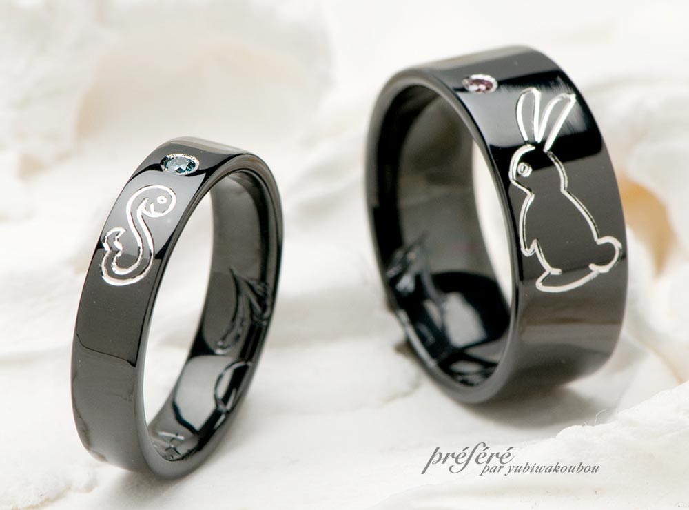 お二人の干支“ウサギ”＆“へび”を手彫りしたブラックリングは結婚指輪オーダー