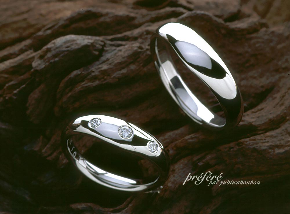 結婚指輪はオーダーで透明のダイヤを入れて鏡面仕上げ