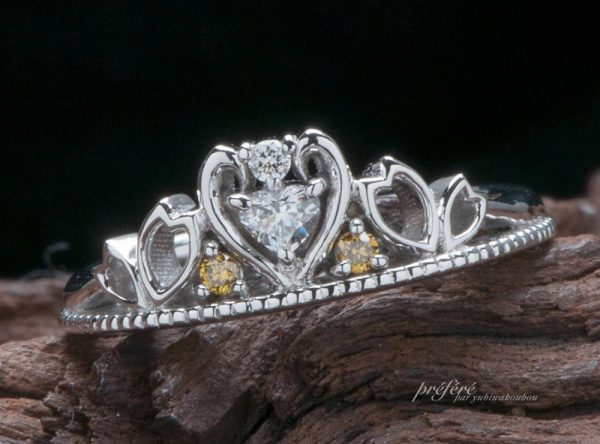 桜モチーフのティアラ型婚約指輪