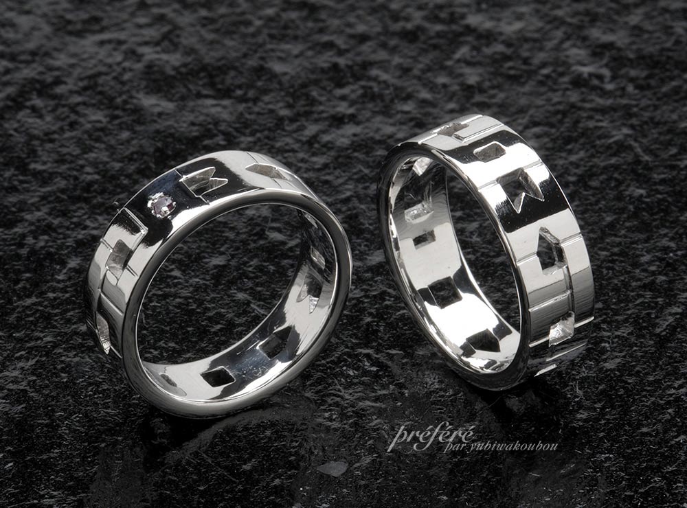 イニシャルモチーフの、結婚指輪は、オーダーメイドで透かし模様