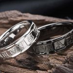 ローマ数字とイニシャルを入れた婚約指輪