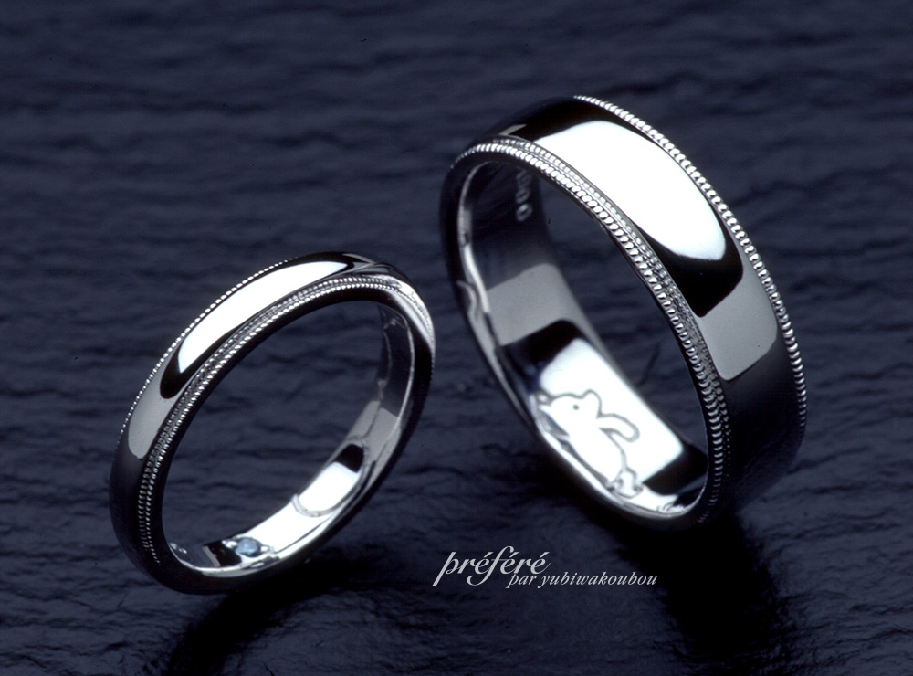 シンプルなデザインの結婚指輪の内側にウサギを入れました