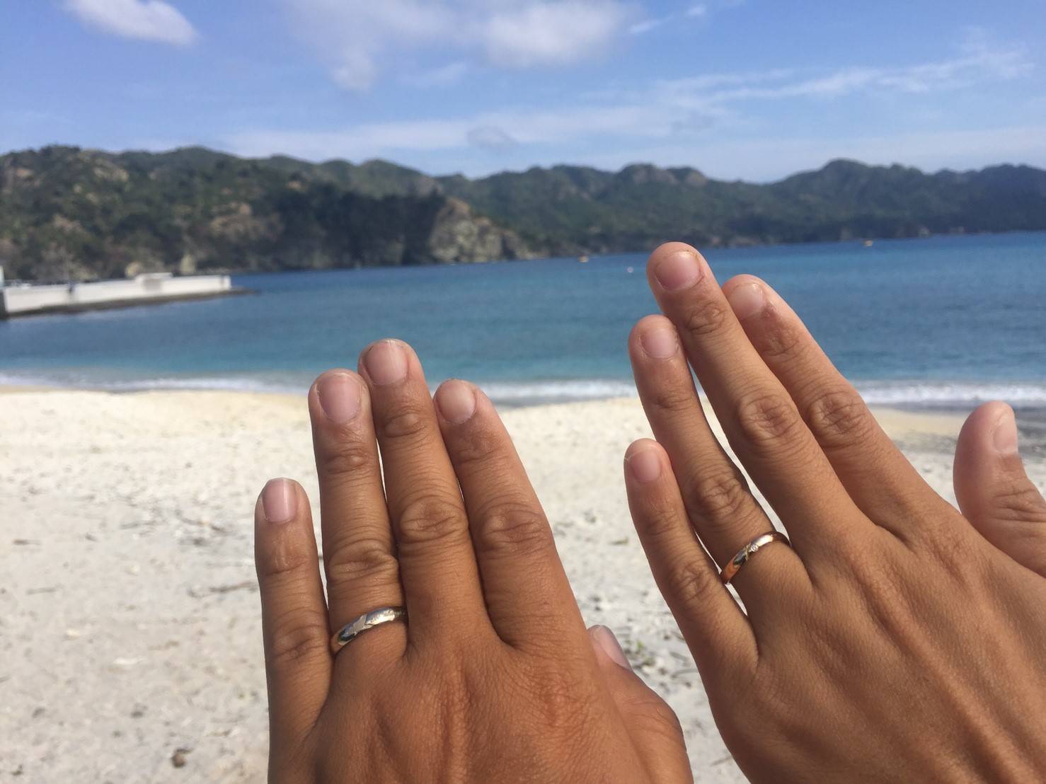 小笠原の海と指に着けた結婚指輪