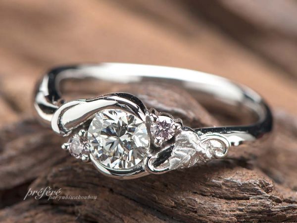 ラウンドとピンクダイヤをあしらったオーダーメイドの婚約指輪