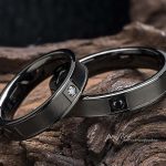 結婚指輪はシンプルデザインのブラックリング