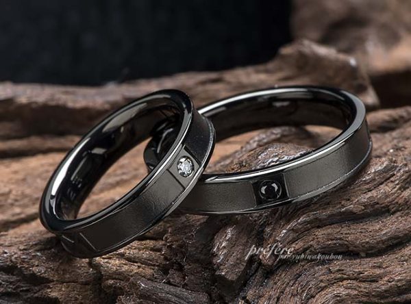結婚指輪はシンプルデザインのブラックリングのオーダーメイド