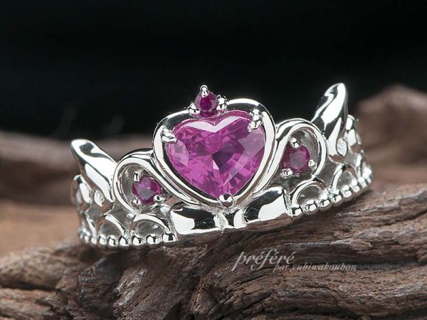 ハート形ピンクサファイアの ティアラ型婚約指輪でプロポーズ
