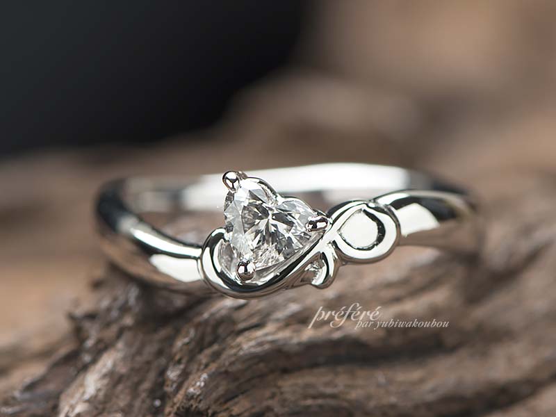 ハートのダイヤとイニシャルを入れた婚約指輪