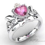 ハートのピンクサファイヤで婚約指輪はティアラタイプに天使の羽とリボンを入れました
