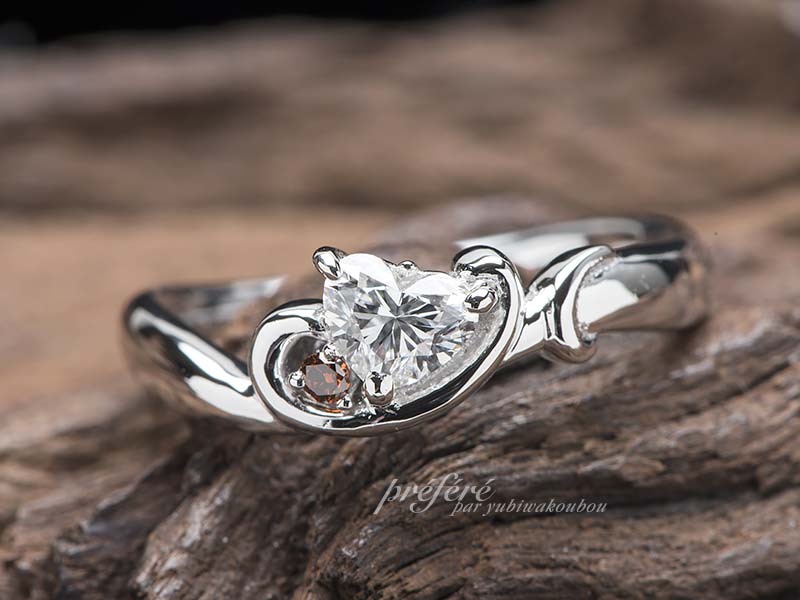 婚約指輪のオーダーはハートダイヤとイニシャルモチーフ