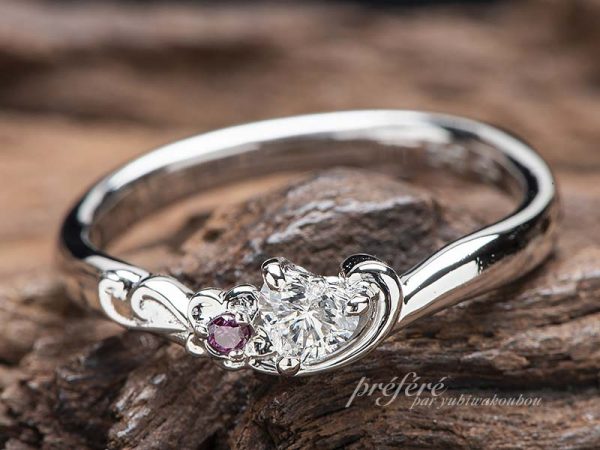 ハートのダイヤとスミレの花モチーフの婚約指輪