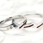 カラーダイヤと赤い糸のラインを入れた結婚指輪オーダー