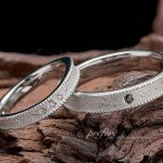 ミル打ちリング形状に雪の結晶モチーフとイニシャルを入れた結婚指輪オーダー