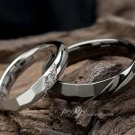 結婚指輪はシンプルデザインでブラックとプラチナでオーダー