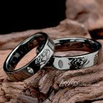 ストックのお花をデザインしたブラックリングのオーダー結婚指輪