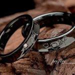 イニシャルをアレンジした逆甲丸形状のブラックリングはオーダー結婚指輪