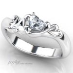ハートダイヤと二人のイニシャルを入れた婚約指輪はオーダーメイド