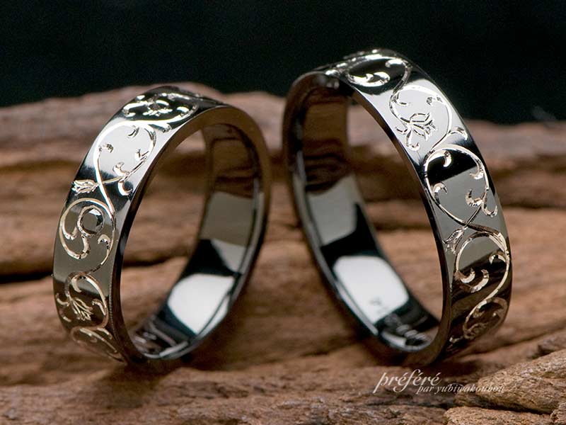 手彫りのデザインのブラックリングをセットする結婚指輪はオーダーメイド
