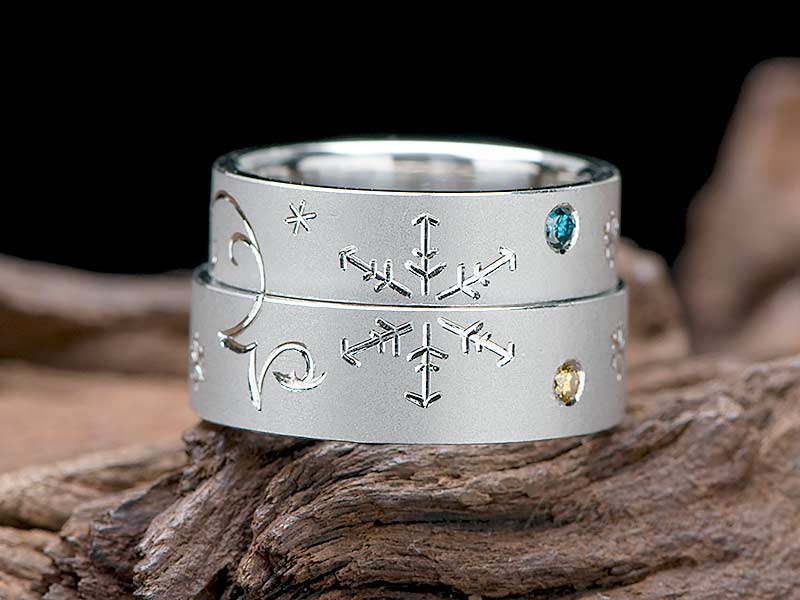 イニシャル部分に釣り針がデザインされている結婚指輪はオーダーメイド
