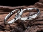 婚約指輪とセットで着けるダイヤモンド富士モチーフのブライダルリング