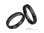 シンプルなデザインのブラックリングはオリジナル結婚指輪