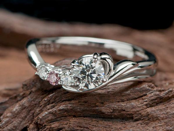 ラウンドダイヤを入れたオリジナルデザインの婚約指輪でプロポーズ