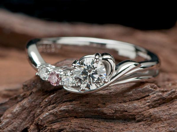 ラウンドダイヤを入れたオリジナルデザインの婚約指輪でプロポーズ
