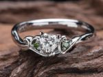 ハートのダイヤとグリーンダイヤを入れた猫モチーフのオリジナル婚約指輪