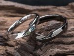 シンプルなデザインのリングに誕生石色のダイヤモンドを入れた結婚指輪