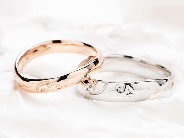 二人のリングを重ねるとイニシャルと桜の花になる結婚指輪