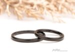 シンプルなデザインの黒い結婚指輪