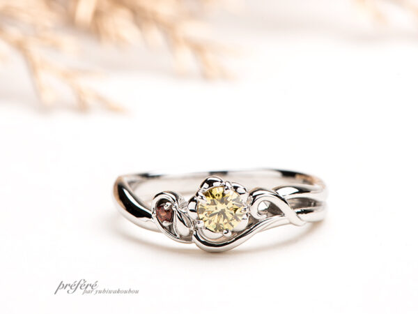 ファンシーイエローダイヤモンドを留めた婚約指輪