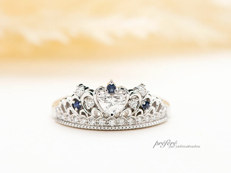 【フルオーダー】サファイアとダイヤモンドを散りばめたティアラモチーフ婚約指輪