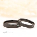 リング表面が独特なデザインの黒い結婚指輪