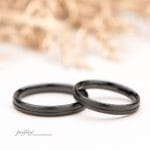 ラインを入れたシンプルなデザインの黒い結婚指輪