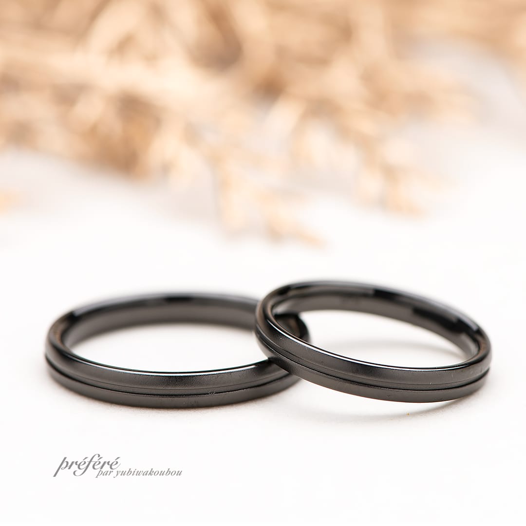ラインを入れたシンプルなデザインの黒い結婚指輪