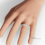 V字デザインのプラチナ・フルエタニティリング着用イメージ