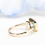 高さを抑えて普段使いしやすくリフォームされたブルートパーズリングの側面デザイン